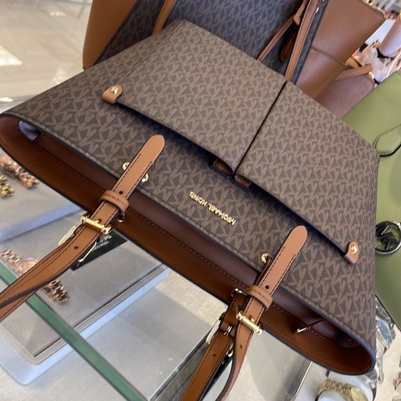 MICHAEL KORS JET SET TRAVEL MEDIUM DOUBLE POCKET TOTE 
BROWN SIGNATURE
NWT - Picture 11 of 16